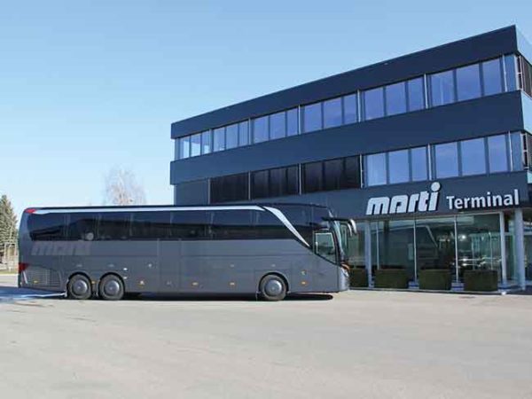 Marti Executive Business Class vor Car Terminal in Kallnach